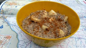 Amandelmelk met chia-zaden en fruit
